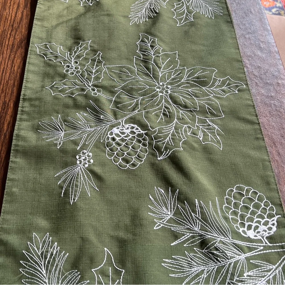 Holiday table runner - Picture 2 of 3
